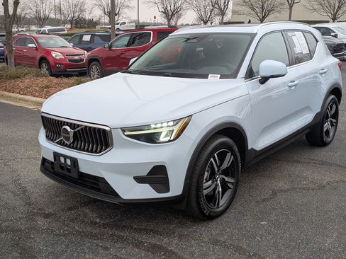 Used 2025 Volvo XC40 B5 Core image 5