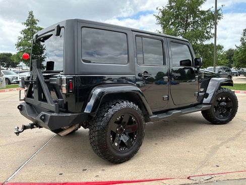 Used 2013 Jeep Wrangler Unlimited Sahara AWD/4WD image 6