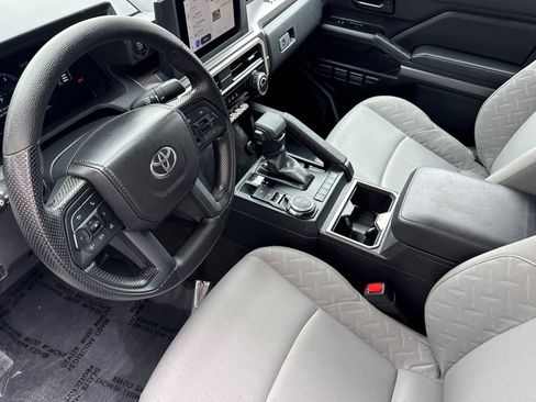 Certified 2025 Toyota Tacoma SR5 AWD/4WD image 10
