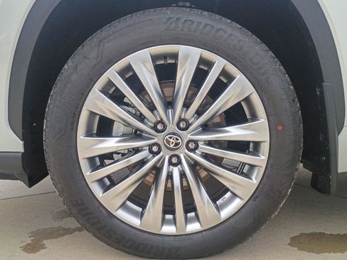 New 2026 Toyota Highlander Platinum image 28