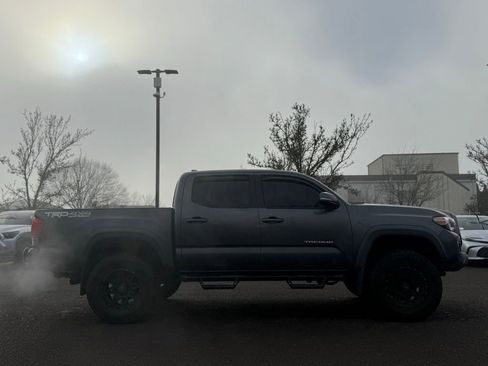 Used 2016 Toyota Tacoma TRD Off-Road image 6