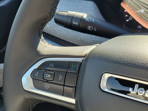 Used 2025 Jeep Compass Latitude image 12