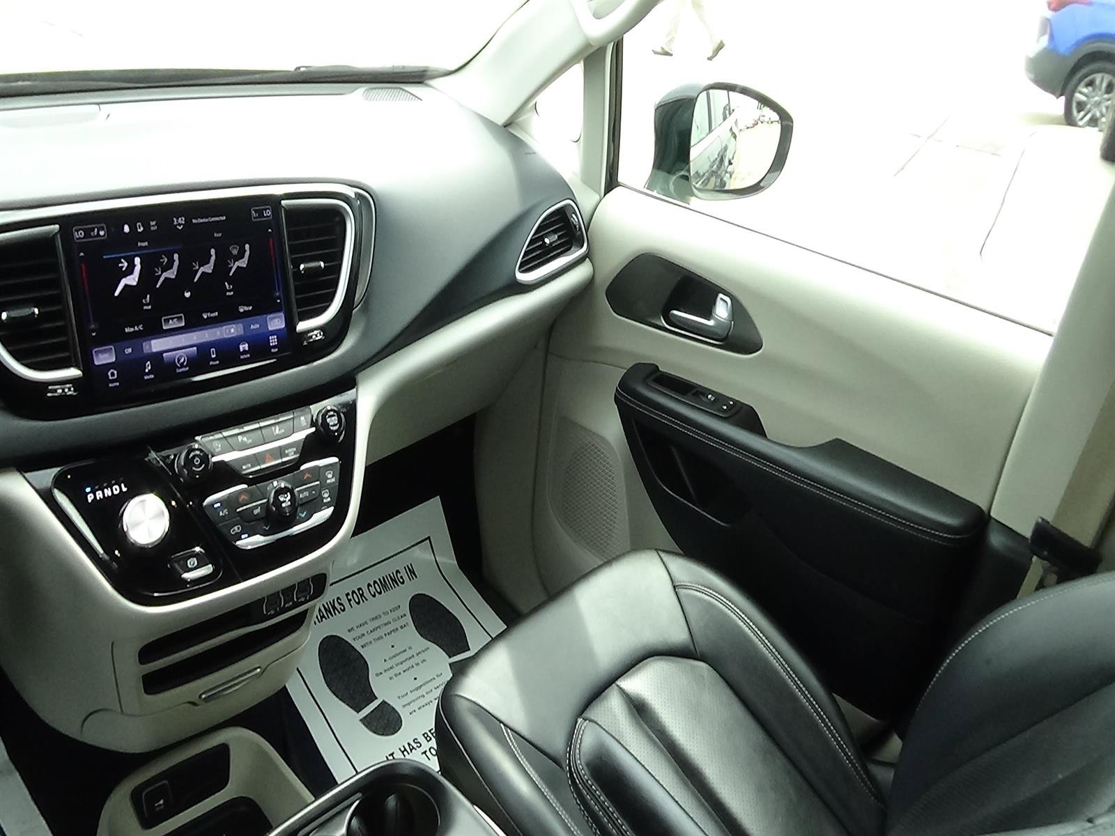 Certified 2024 Chrysler Pacifica Touring-L FWD image 13