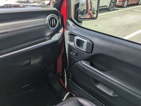 Used 2019 Jeep Wrangler Unlimited Sahara w/ Dual Top Group AWD/4WD image 18