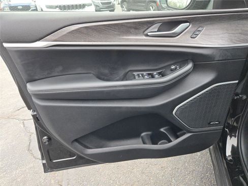 Used 2021 Jeep Grand Cherokee L Limited w/ Luxury Tech Group II image 23