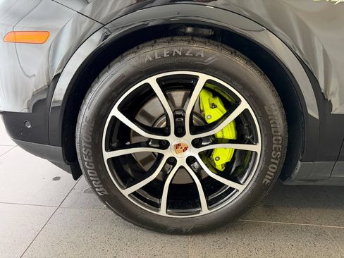 Certified 2025 Porsche Cayenne E-Hybrid Coupe AWD/4WD image 10