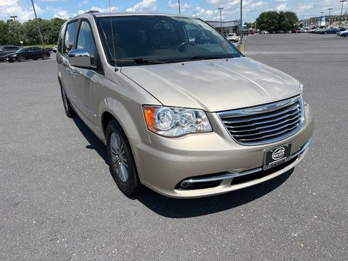 Used 2013 Chrysler Town & Country Touring-L w/ Driver Convenience Group FWD image 7