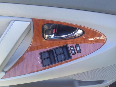 Used 2011 Toyota Camry XLE image 12