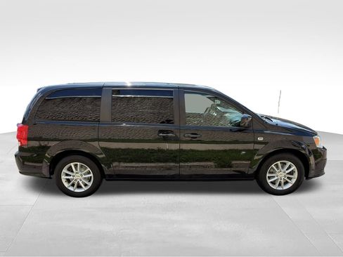 Used 2019 Dodge Grand Caravan SE FWD image 4