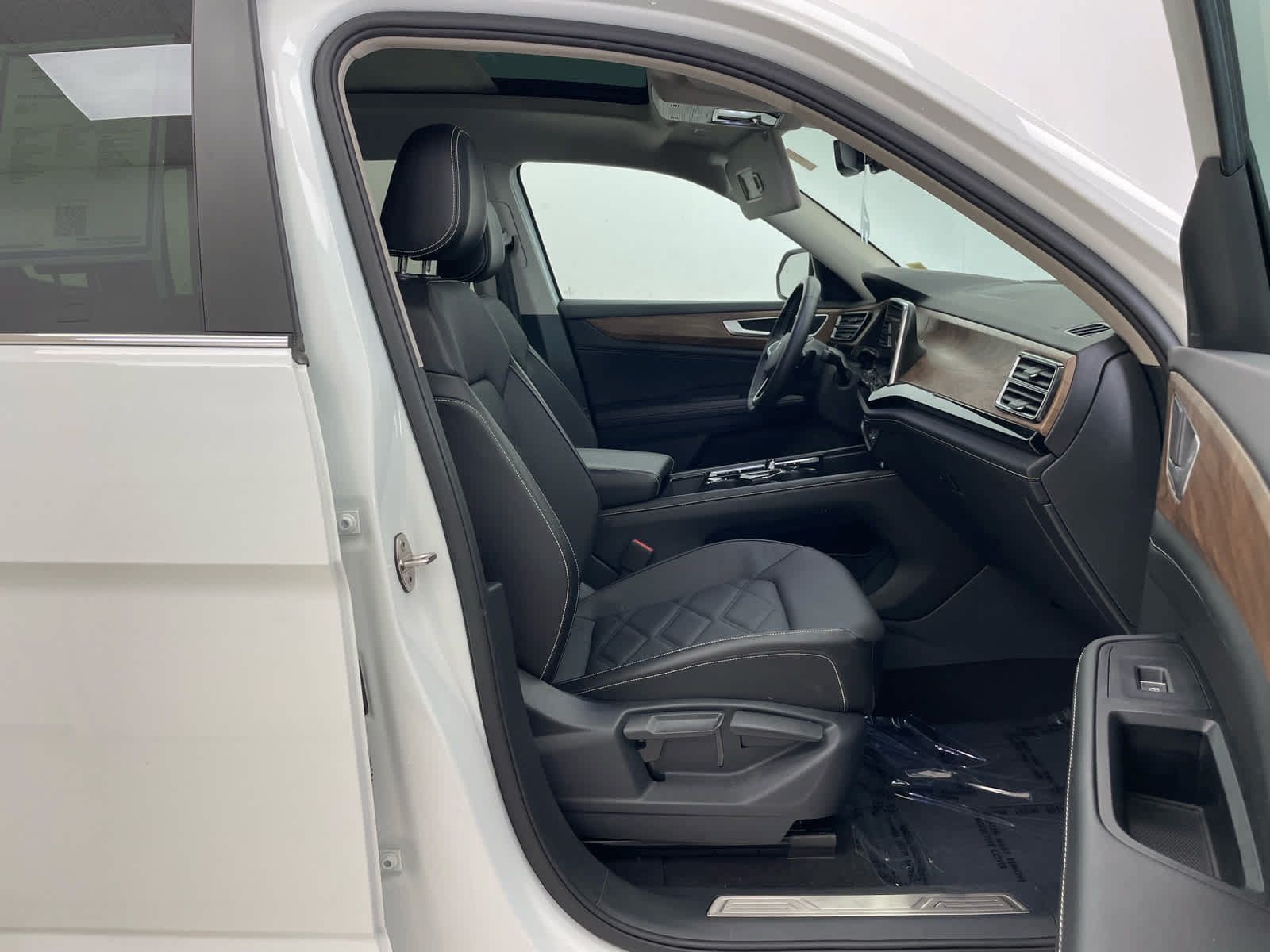 Used 2024 Volkswagen Atlas SE AWD/4WD image 18