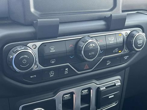 Used 2019 Jeep Wrangler Sport AWD/4WD image 28