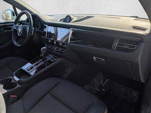 Used 2024 Porsche Macan image 22
