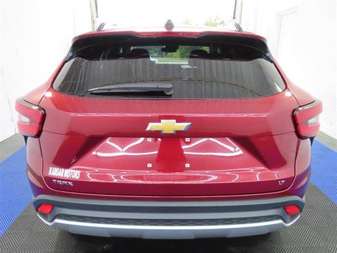 Used 2025 Chevrolet Trax LT w/ LT Convenience Package FWD image 11