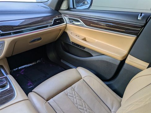 Used 2022 BMW 750i xDrive w/ Luxury Rear Seating Package image 16