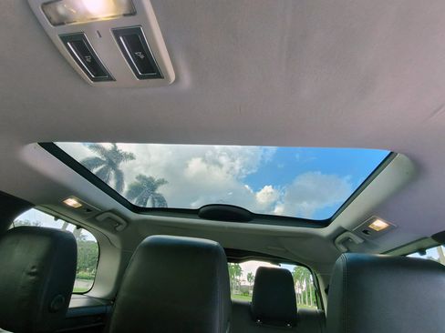 Used 2017 Land Rover Discovery HSE image 24