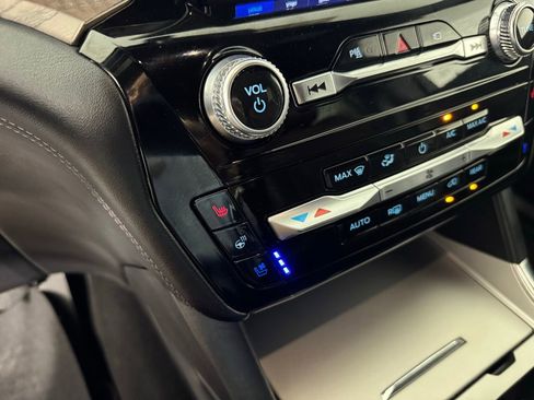 Used 2022 Ford Explorer Platinum w/ Equipment Group 601A image 23