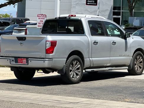 Used 2018 Nissan Titan SV w/ SV Convenience Package RWD image 3