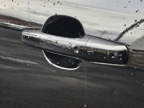 Used 2018 Jaguar E-PACE R-Dynamic HSE image 12