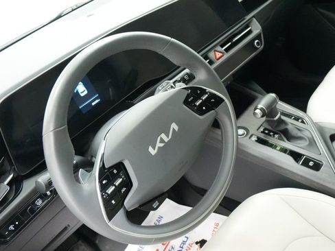 Used 2023 Kia Niro EX FWD image 12