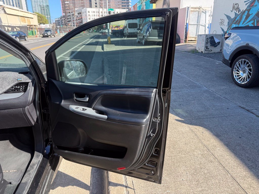 Used 2016 Toyota Sienna SE FWD image 9