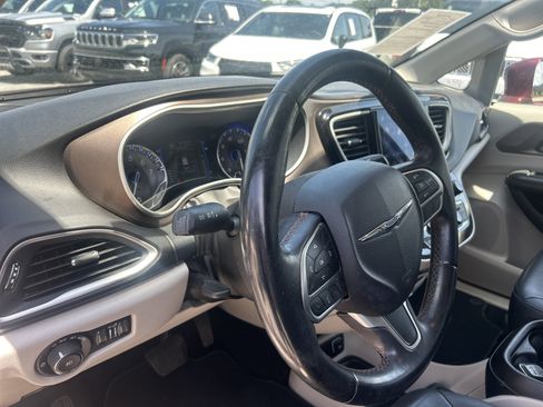 Used 2017 Chrysler Pacifica Touring-L FWD image 15
