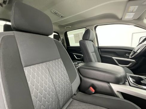 Used 2021 Nissan Titan SV w/ SV Convenience Package image 12