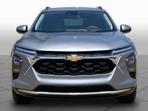 Used 2025 Chevrolet Trax LT FWD image 3