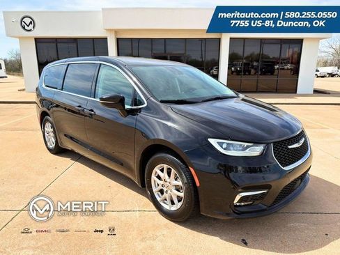 Used 2024 Chrysler Pacifica Touring-L image 1