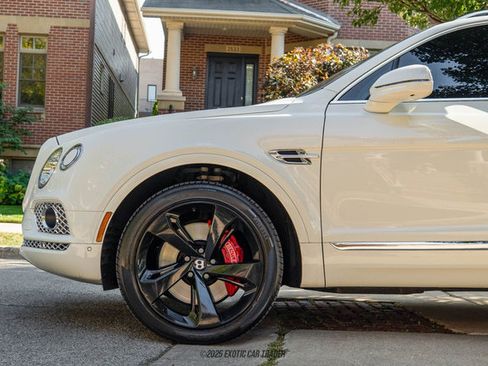 Used 2019 Bentley Bentayga image 4