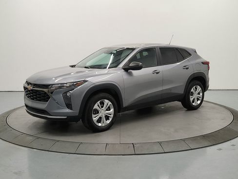 Used 2024 Chevrolet Trax LS w/ Driver Confidence Package FWD image 4