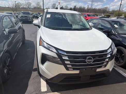 Used 2025 Nissan Rogue SV image 3