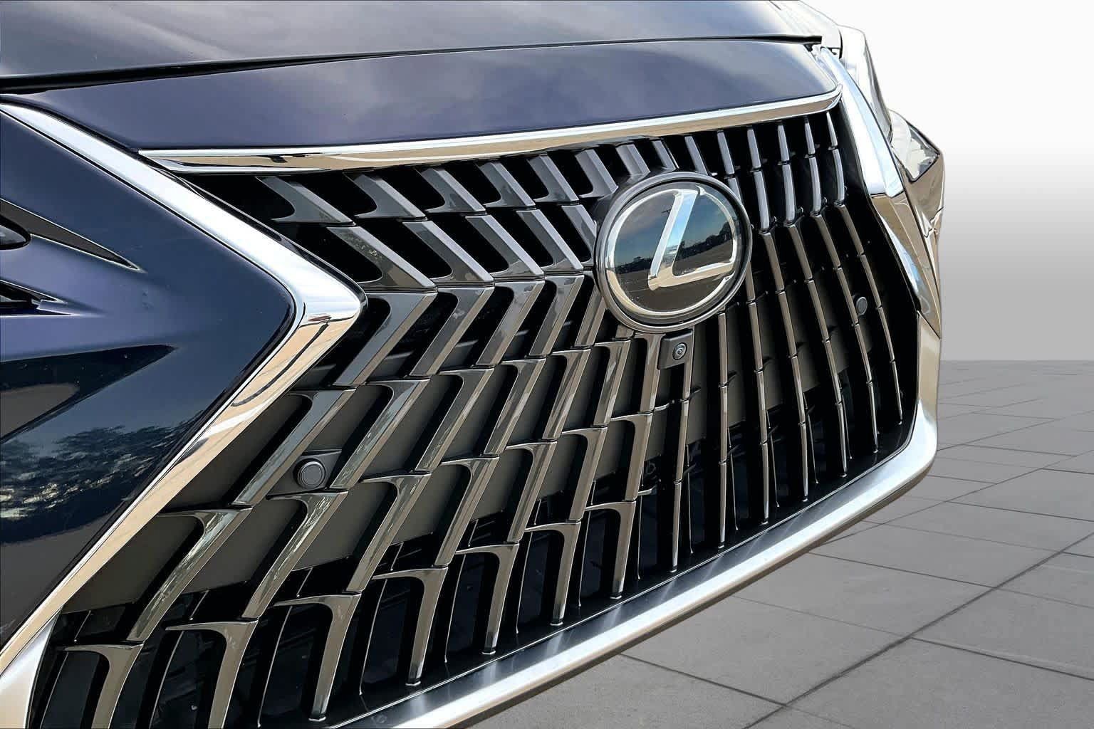 Used 2023 Lexus ES 300h Ultra Luxury w/ Accessory Package (Z2) FWD image 30