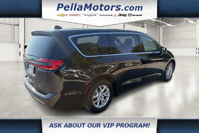 Used 2024 Chrysler Pacifica Touring-L FWD image 3