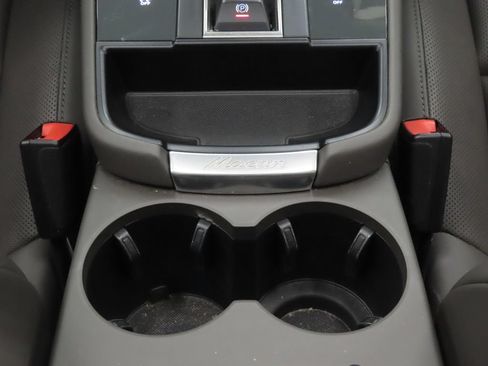 Certified 2024 Porsche Macan AWD/4WD image 30