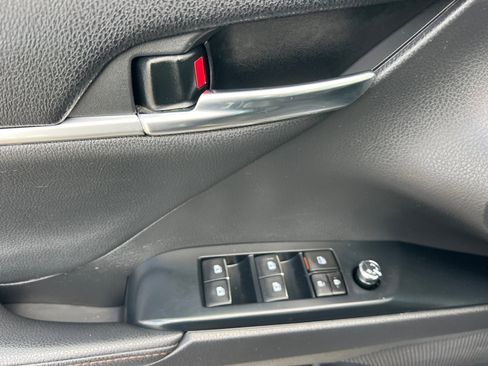 Used 2020 Toyota Camry XLE w/ Sunroof Package image 8