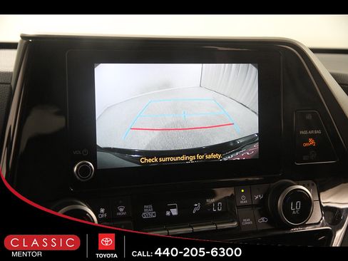 Used 2024 Toyota Highlander XLE FWD image 13
