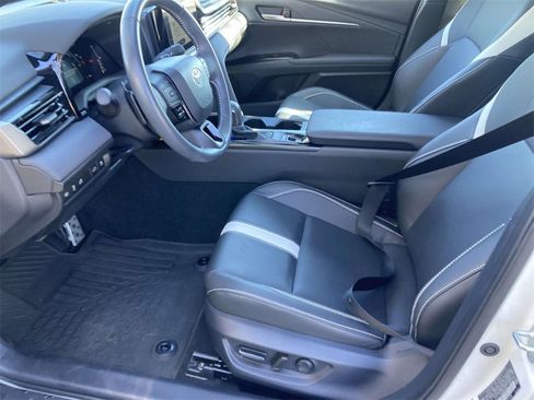Used 2025 Toyota Camry SE image 12