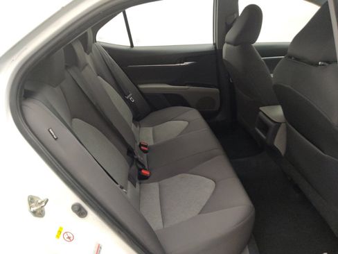 Used 2018 Toyota Camry FWD image 19