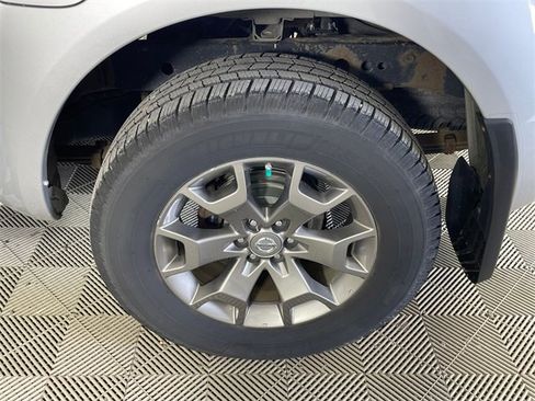 Used 2014 Nissan Frontier SL w/ SL Moonroof Package image 21