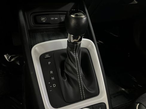 Used 2025 Hyundai Venue Limited FWD image 25