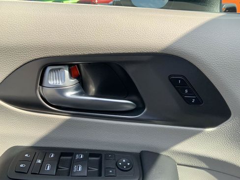 Used 2023 Chrysler Pacifica Touring-L FWD image 19