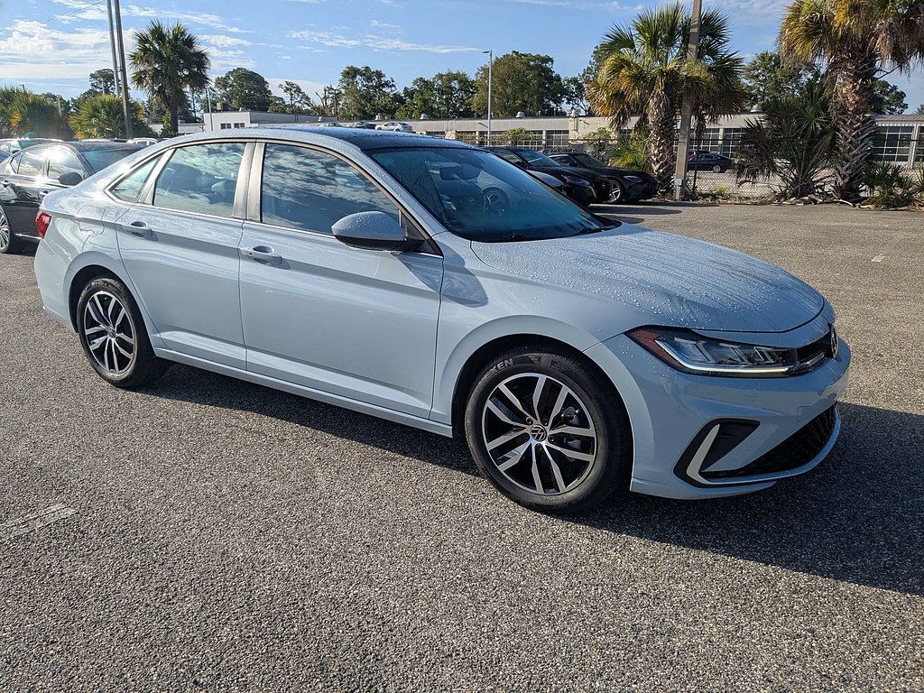 Used 2025 Volkswagen Jetta SE w/ Sunroof Package FWD image 2