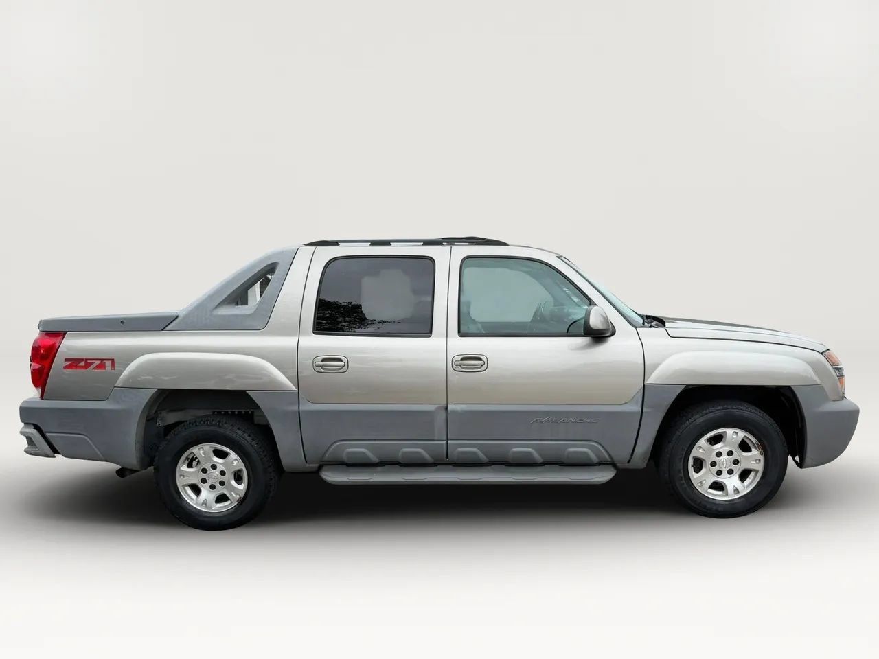Used 2002 Chevrolet Avalanche 4x4 w/ Off-Road Suspension Pkg image 2
