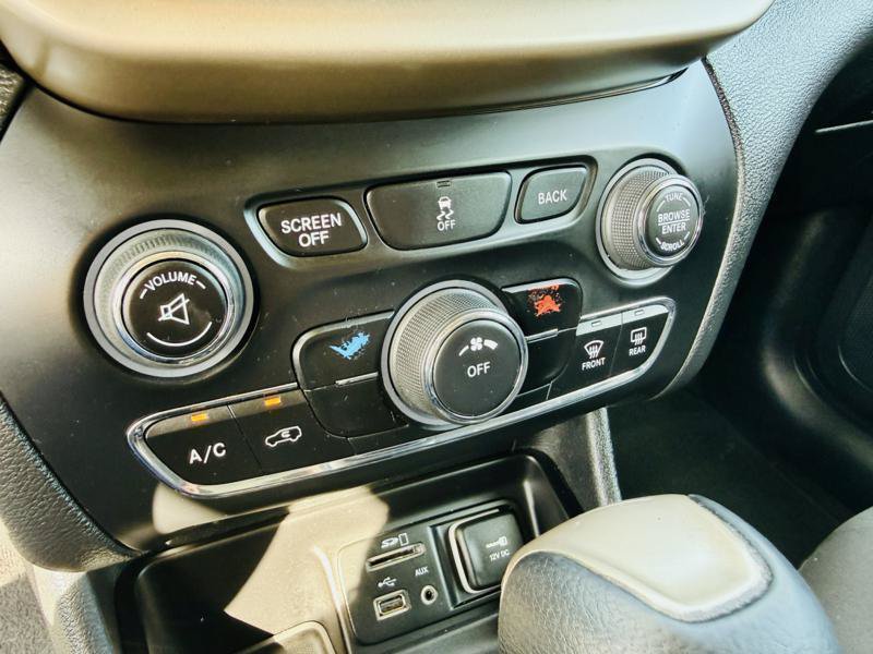 Used 2017 Jeep Cherokee Latitude w/ Safety/Convenience Group FWD image 18