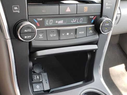 Used 2017 Toyota Camry XLE FWD image 23