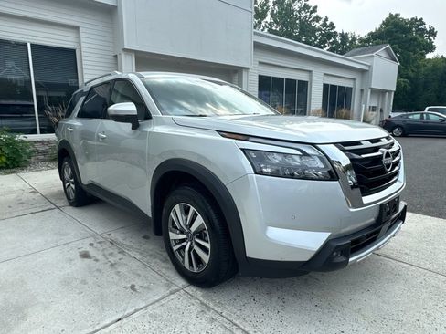 Used 2025 Nissan Pathfinder SL AWD/4WD image 4