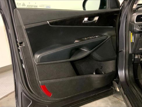 Used 2018 Kia Sorento LX image 24