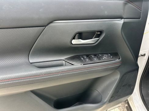 Used 2025 Nissan Kicks SR image 11