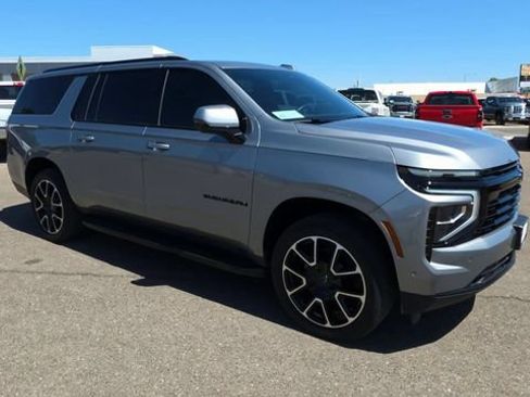 Used 2025 Chevrolet Suburban RST AWD/4WD image 2