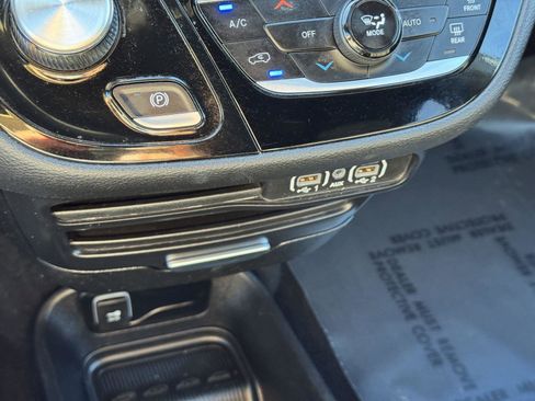 Used 2024 Chrysler Pacifica Touring image 18